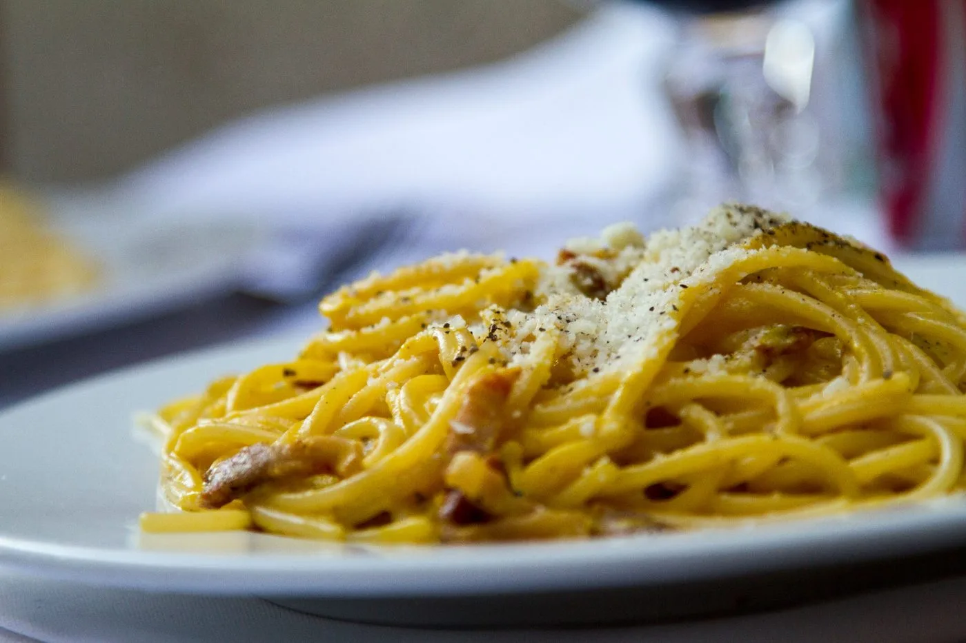 Spaghetti alla carbonara serviti al ristorante.