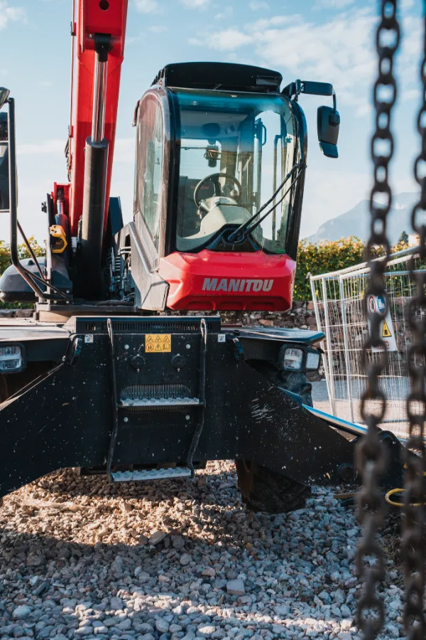 Sollevatore telescopico Manitou in un cantiere.