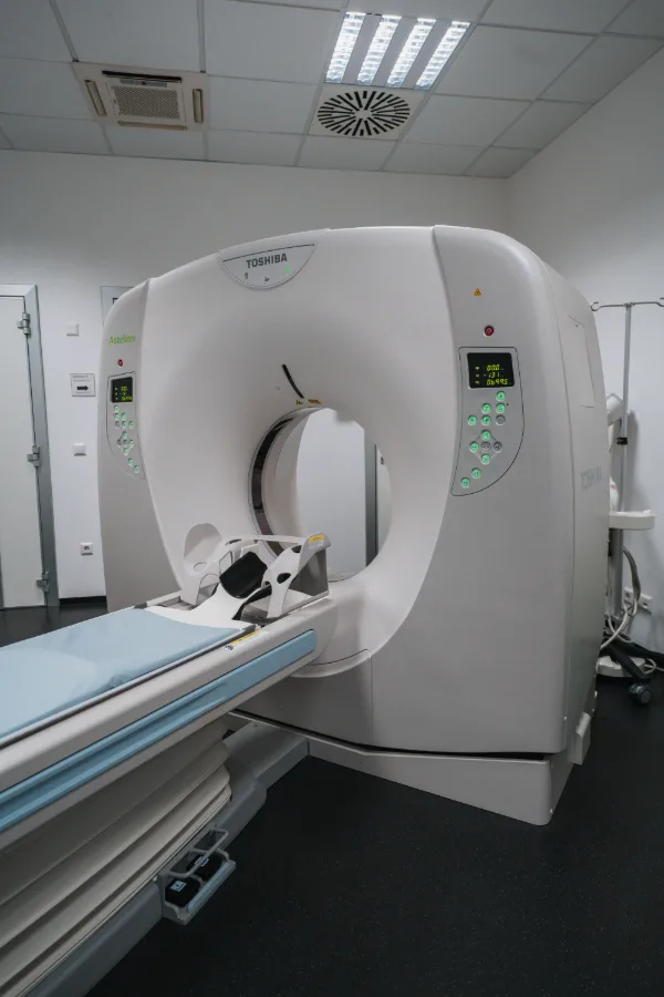 Sala TAC con tomografo Toshiba Astelion.