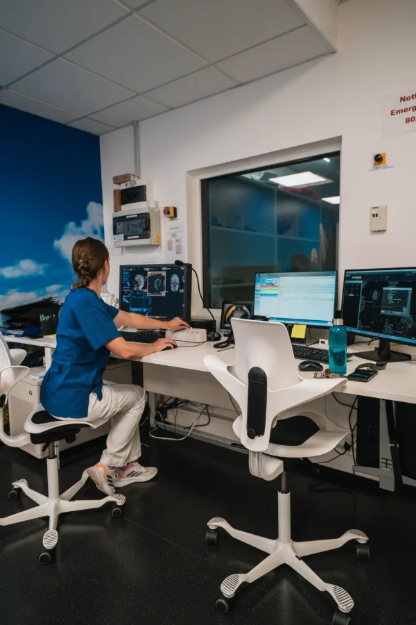 Tecnica di radiologia alle postazioni di controllo.