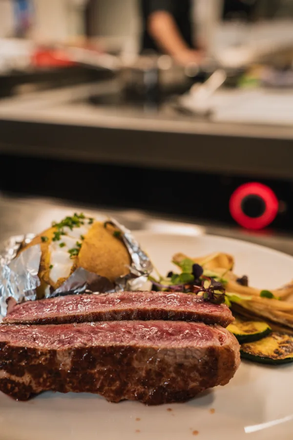 Tagliata di manzo con patata al cartoccio e zucchine grigliate.