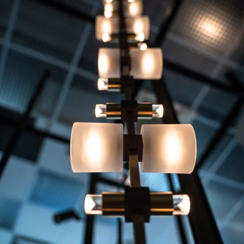 Lampadario a sospensione con paralumi in vetro satinato