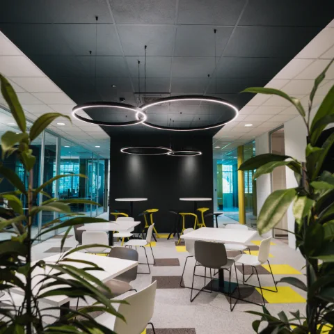 Zona relax di un ufficio con lampade ad anello